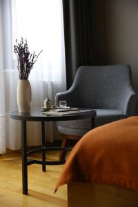 伊斯坦堡的住宿－ROCO Beyoglu，客厅配有椅子和桌子