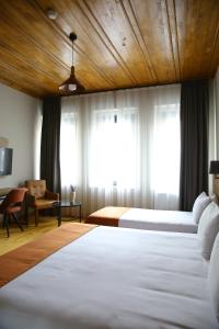 une chambre d'hôtel avec un grand lit et une fenêtre dans l'établissement ROCO Beyoglu, à Istanbul