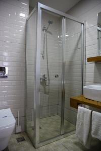 une salle de bain avec une douche, des toilettes et un lavabo dans l'établissement ROCO Beyoglu, à Istanbul 87 autres photos