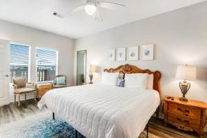 sypialnia z dużym białym łóżkiem i oknem w obiekcie Purple Paradise w mieście Freeport