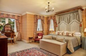 Postel nebo postele na pokoji v ubytování Glenapp Castle