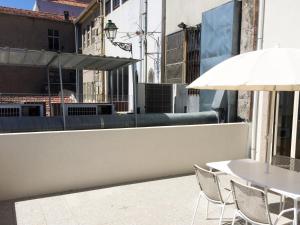 d'une terrasse avec une table et des chaises sur un balcon. dans l'établissement Tomás Flat, à Porto