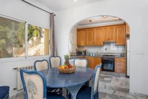 Kuchnia lub aneks kuchenny w obiekcie Villa Sabita - PlusHolidays