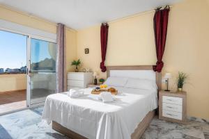 sypialnia z łóżkiem i dużym oknem w obiekcie Villa Sabita - PlusHolidays w mieście Calpe +28 zdjęć