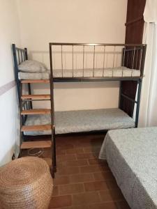 מיטה או מיטות קומותיים בחדר ב-Casa RosaMatilda