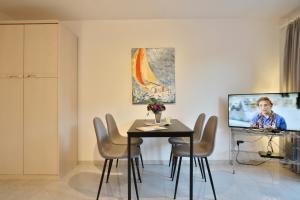 una sala da pranzo con tavolo e TV di Gorch-Fock-Park Haus 57 Gorch-Fock-Park 57 Appartement 26 a Timmendorfer Strand