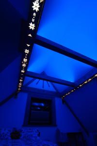 ein blaues Zimmer mit blauer Decke und Lichtern in der Unterkunft Oczko Na Giewont in Kościelisko