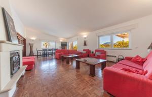 sala de estar con muebles de color rojo y chimenea en N - Astonishing Bay View Guesthouse, en Lagos