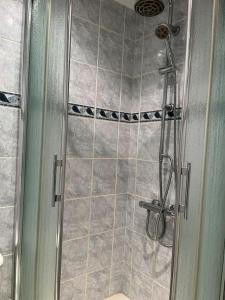 een douche met een glazen deur in de badkamer bij Studio en résidence face mer avec parking in Le Touquet-Paris-Plage