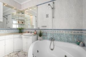 Łazienka w obiekcie Villa Sabita - PlusHolidays
