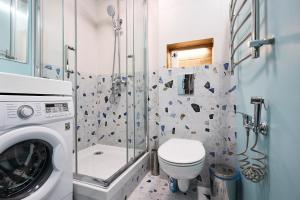 a bathroom with a washing machine and a toilet at апартаменты Djent-house in Almaty