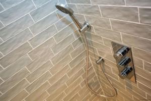 Phòng tắm tại CROYDE VICTORIA COTTAGE 2 Bedrooms +35 ảnh