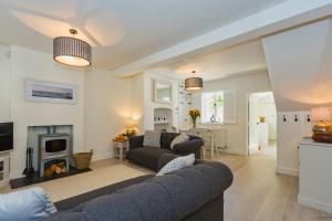 ein Wohnzimmer mit einem Sofa und einem Kamin in der Unterkunft CROYDE VICTORIA COTTAGE 2 Bedrooms in Croyde