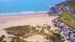 an overhead view of a beach with a group of people at CROYDE SEAGRASS 2 Bedrooms in Croyde
