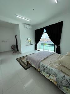 - une chambre avec un grand lit et une grande fenêtre dans l'établissement Homestay Kemaman Fyna04 dekat Pantai Geliga, à Kampong Kemaman