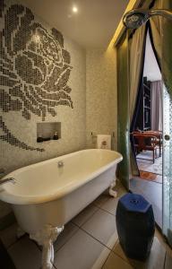 a bathroom with a bath tub in a room at Angsana Hangzhou in Hangzhou