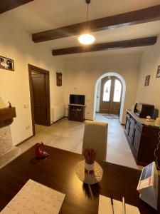 a living room with a table and a kitchen at B&B San Marco in San Lorenzello