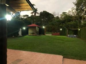 un patio trasero por la noche con cenador en Estancia LOS FUNDADORES en Comalcalco