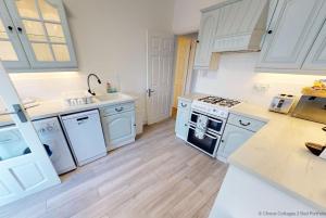 Η κουζίνα ή μικρή κουζίνα στο ILFRACOMBE RAPHAEL 2 Bedrooms