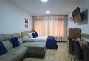 une chambre d'hôtel avec un lit et un canapé dans l'établissement Marina Beach, à Puerto de la Cruz