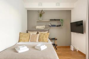 una camera da letto con un letto e due asciugamani di Luxury Business Studio Apartment - Garden View a Sundbyberg