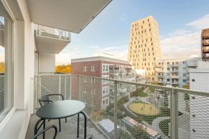 balcone con sedia e vista sulla città di Luxury Business Studio Apartment - Garden View a Sundbyberg