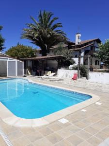 uma piscina em frente a uma casa em Maison Barbarenekoborda em Villefranque