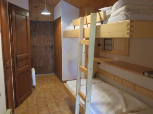 a room with two bunk beds in a room at Appartement spacieux 6 personnes avec balcon à Châtel - FR-1-198-127 in Châtel
