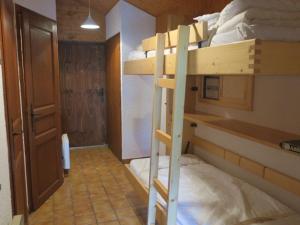 シャテルにあるAppartement Châtel, 3 pièces, 6 personnes - FR-1-198-127の二段ベッド2組が備わる客室です。