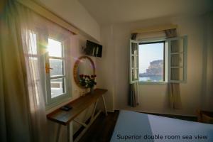 een kamer met een bed en een raam bij St. Paul's Bay View Suites in Lindos