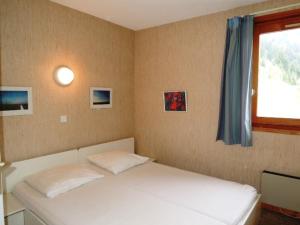 シャテルにあるAppartement Châtel, 2 pièces, 4 personnes - FR-1-198-122のベッドルーム1室(白いベッド2台、窓付)