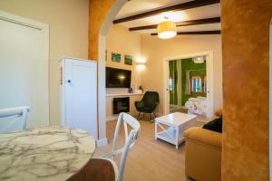 a living room with a table and a room with a couch at Casa Rural Manitoba Luxe in Buenache de la Sierra