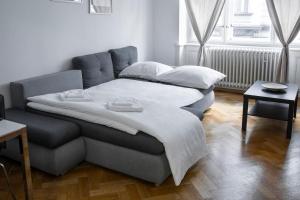 een bed en een bank in de woonkamer bij Prince Matyas apartment in Praag