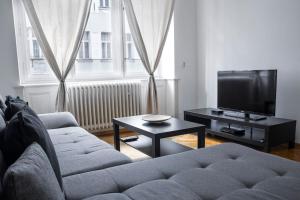 een woonkamer met een bank en een tv bij Prince Matyas apartment in Praag