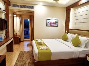 ein Schlafzimmer mit einem großen Bett mit Handtüchern darauf in der Unterkunft Hotel Morning Glow in Digha