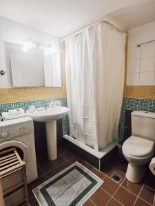 y baño con lavabo, aseo y ducha. en Efrosini's by the sea apartment, en Chalkida