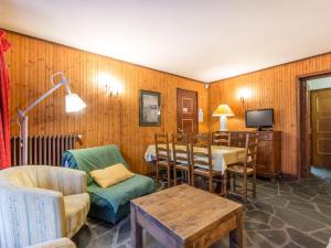 ラ・クリュサにあるAppartement La Clusaz, 2 pièces, 5 personnes - FR-1-437-13の木製の壁のリビングルーム(テーブル、椅子付)