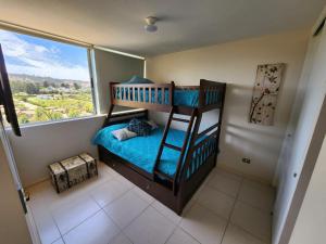 1 Schlafzimmer mit 2 Etagenbetten und einem großen Fenster in der Unterkunft HERMOSO DEPARTAMENTO ALGARROBO NORTE in Algarrobo