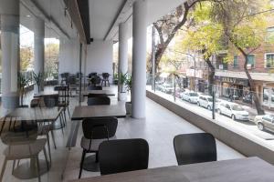 a restaurant with tables and chairs and a street at HOTEL M in Mendoza