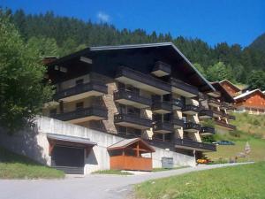 a large building with balconies on the side of it at Appartement Châtel, 2 pièces, 4 personnes - FR-1-198-159 in Châtel