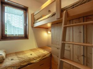 a small bedroom with bunk beds and a window at Appartement La Clusaz, 3 pièces, 6 personnes - FR-1-437-44 in La Clusaz