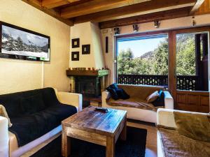 Appartement La Clusaz, 4 pièces, 6 personnes - FR-1-437-54にあるシーティングエリア