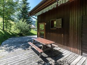 ラ・クリュサにあるAppartement La Clusaz, 4 pièces, 6 personnes - FR-1-437-54の木製のピクニックテーブル