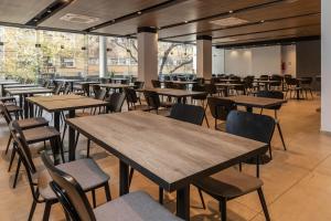 a restaurant with tables and chairs in a room at HOTEL M in Mendoza