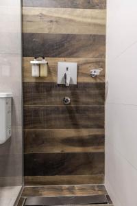 baño con pared de madera y lavamanos en HOTEL M en Mendoza