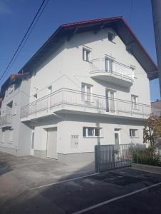 ein weißes Gebäude mit Balkonen an der Seite in der Unterkunft Nibela Apartments in Zagreb