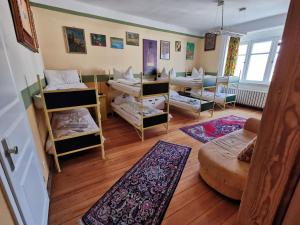 Un pat sau paturi într-o cameră la Hummel Hostel - Historische Stadtvilla mit Garten