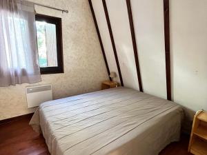 Tempat tidur dalam kamar di Chalet Corrençon-en-Vercors, 4 pièces, 8 personnes - FR-1-515-28