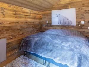 Cette chambre comprend un lit avec deux ours polaires sur le mur. dans l'établissement Chalet La Clusaz, 2 pièces, 4 personnes - FR-1-437-75, à La Clusaz