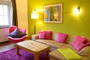 uma sala de estar com um sofá e uma mesa em Land- und Golfhotel Alte Fliegerschule em Eisenach